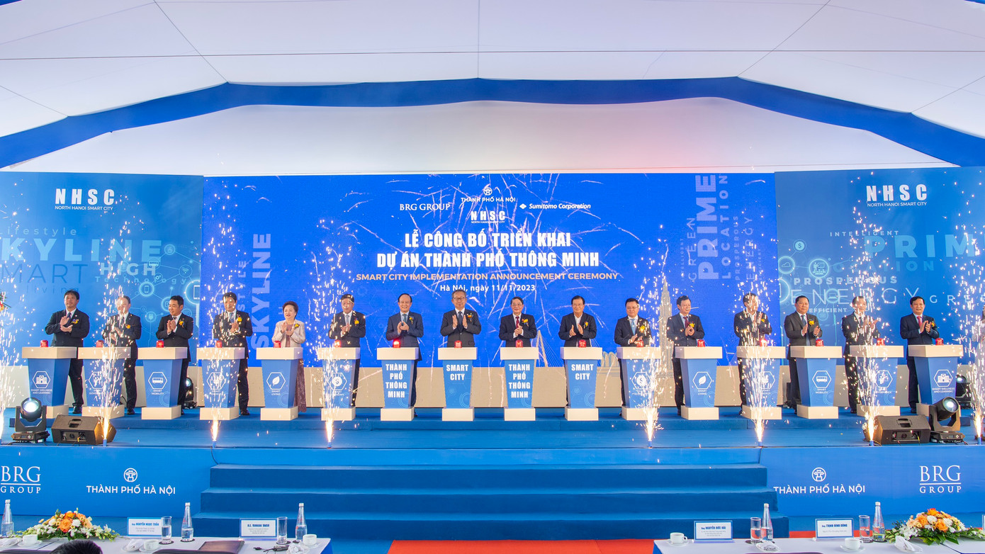 Các đại biểu thực hiện nghi thức công bố triển khai Dự án Thành phố thông minh ở Đông Anh, Hà Nội.