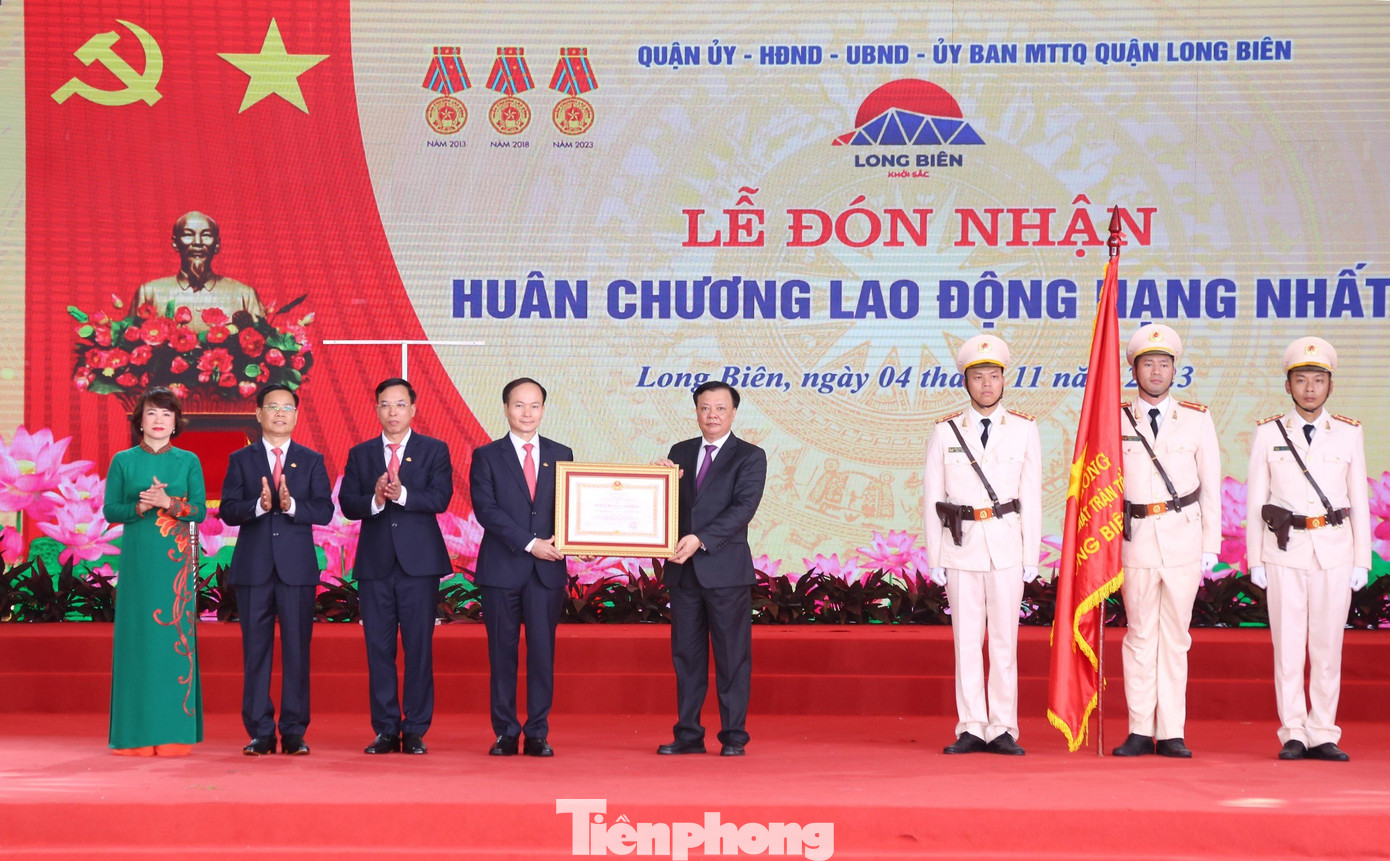 Với những thành tích xuất sắc trong giai đoạn 2018-2022, Đảng bộ, chính quyền và nhân dân quận Long Biên đã được Chủ tịch nước tặng thưởng Huân chương Lao động hạng Nhất. Đây là lần thứ ba trong vòng 20 năm quận Long Biên đón nhận vinh dự này. Với những thành tích xuất sắc trong giai đoạn 2018-2022, Đảng bộ, chính quyền và nhân dân quận Long Biên đã được Chủ tịch nước tặng thưởng Huân chương Lao động hạng Nhất. Đây là lần thứ ba trong vòng 20 năm quận Long Biên đón nhận vinh dự này.
