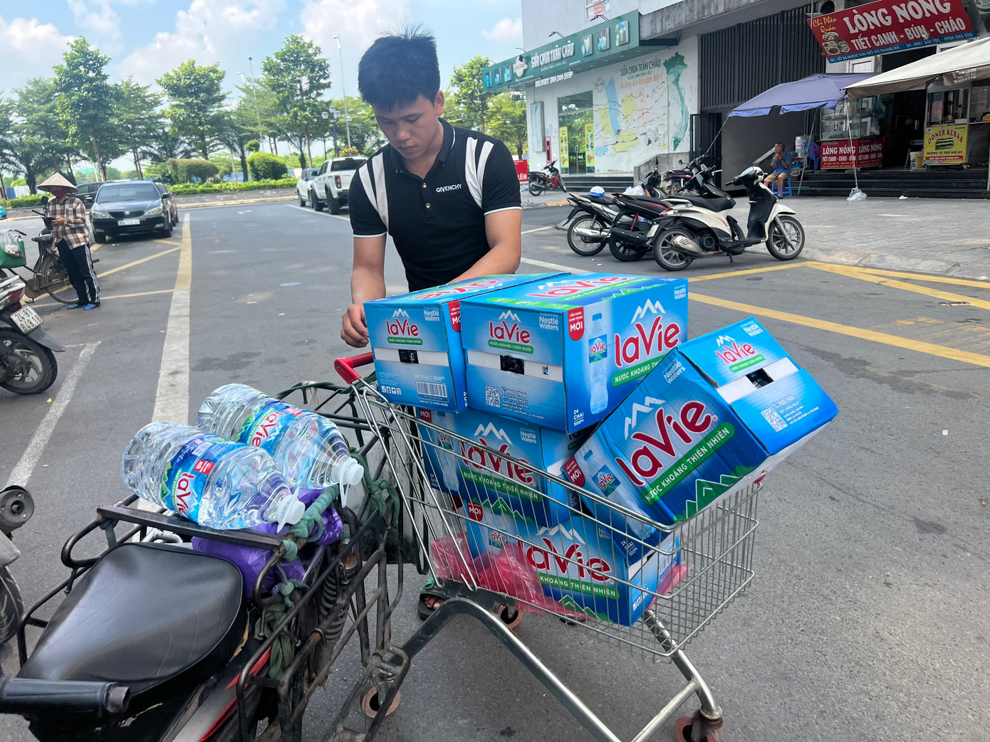 Cư dân KĐT Thanh Hà buộc phải mua nước đóng chai sử dụng suốt thành gian qua Cư dân KĐT Thanh Hà buộc phải mua nước đóng chai sử dụng suốt thành gian qua