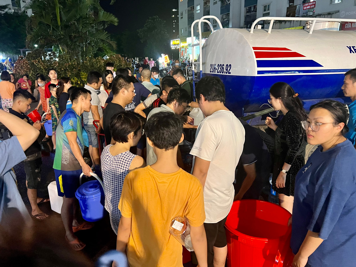 Mặc dù được cấp nước lại nhưng người dân khu đô thị Thanh Hà vẫn phải xếp hàng lấy nước từ xe téc Mặc dù được cấp nước lại nhưng người dân khu đô thị Thanh Hà vẫn phải xếp hàng lấy nước từ xe téc