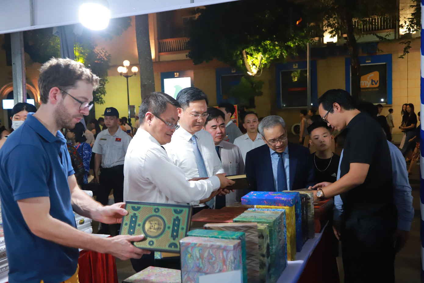 Một gian trưng bày sách tại Hội sách năm 2023 Một gian trưng bày sách tại Hội sách năm 2023