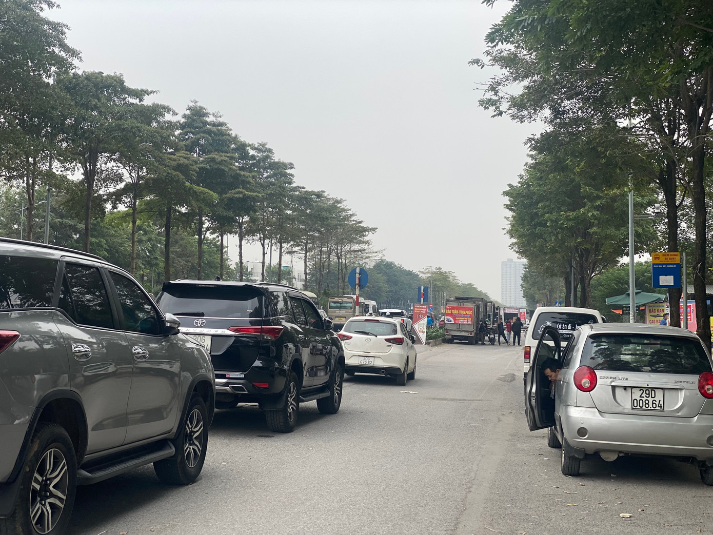 Không chỉ xe tải, ô tô con cũng tận dụng lòng đường đỗ xe 2 hàng.