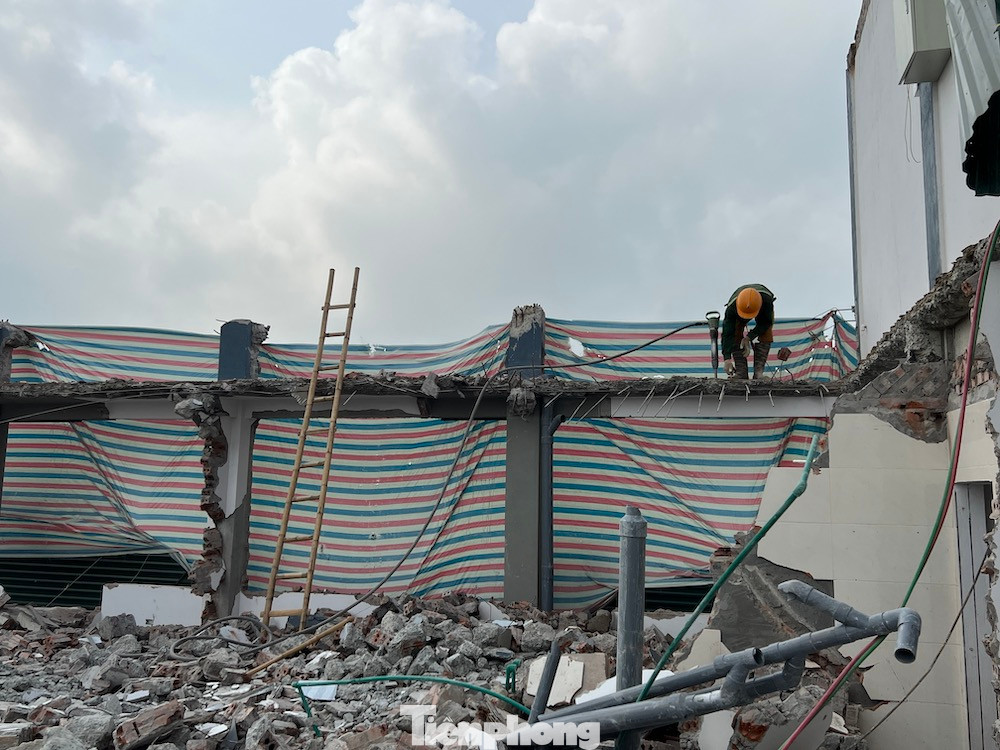 Liên quan đến công trình “Chung cư cao cấp My House” xây "chui" cả trăm căn hộ, Chủ tịch UBND TP Hà Nội Trần Sỹ Thanh trước đó chỉ đạo Sở Xây dựng chủ trì, phối hợp Văn phòng UBND TP, UBND huyện Thạch Thất kiểm tra, làm rõ.