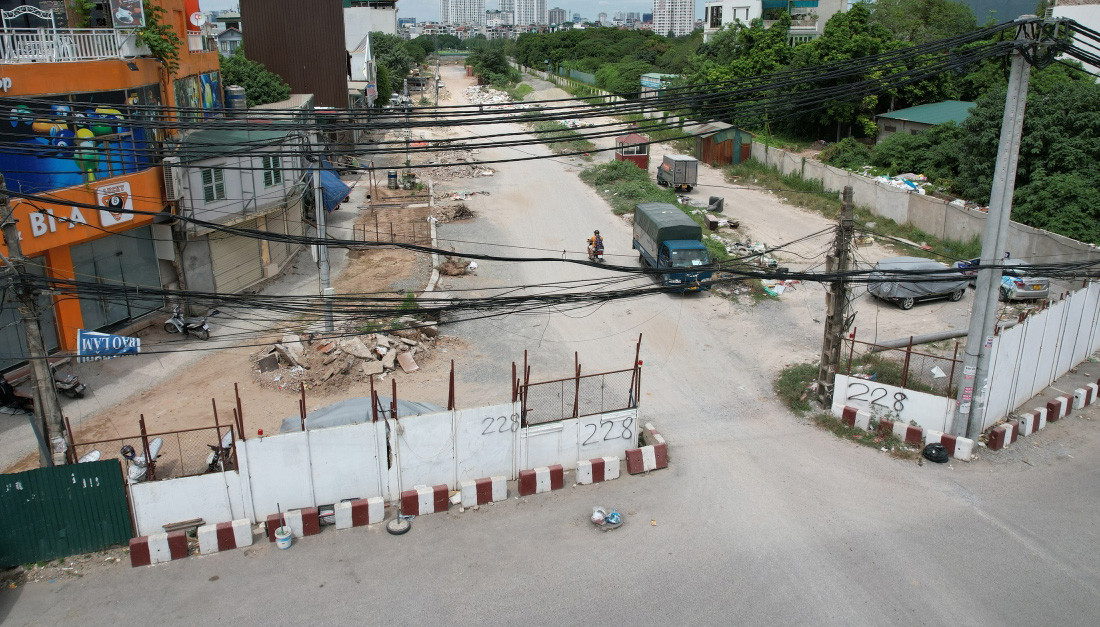 Rào bê tông đã bị yêu cầu tháo dỡ nhưng vẫn tồn tại nhiều tháng qua