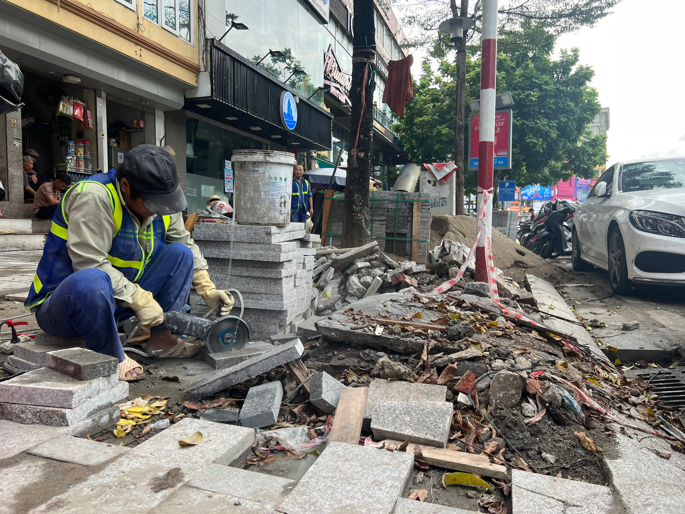 Để tiếp tục chấn chỉnh, khắc phục tồn tại trong công tác đầu tư và quản lý sau đầu tư hè đường các tuyến phố trên địa bàn thành phố, UBND TP đã có văn bản số 4236/UBND-ĐT ngày 16/12/2022 về việc chấn chỉnh công tác đầu tư và quản lý sau đầu tư hè đường các tuyến phố trên địa bàn thành phố.