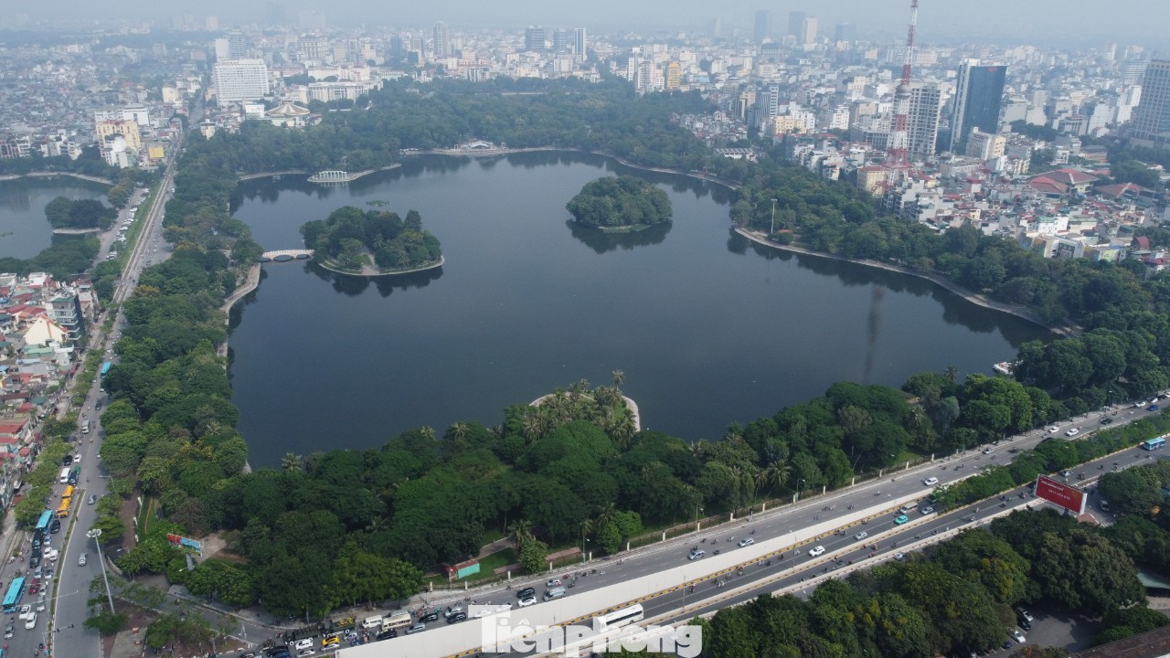 Sở Xây dựng Hà Nội vừa có báo cáo việc thực hiện kế hoạch của UBND thành phố Hà Nội về việc cải tạo, nâng cấp công viên, vườn hoa giai đoạn 2021-2025. Theo đó, cấp thành phố đầu tư cải tạo 4 công viên (Bách Thảo, Thủ Lệ, Thống Nhất, Hòa Bình); cấp quận cải tạo 41 công viên, vườn hoa bằng nguồn vốn ngân sách quận.