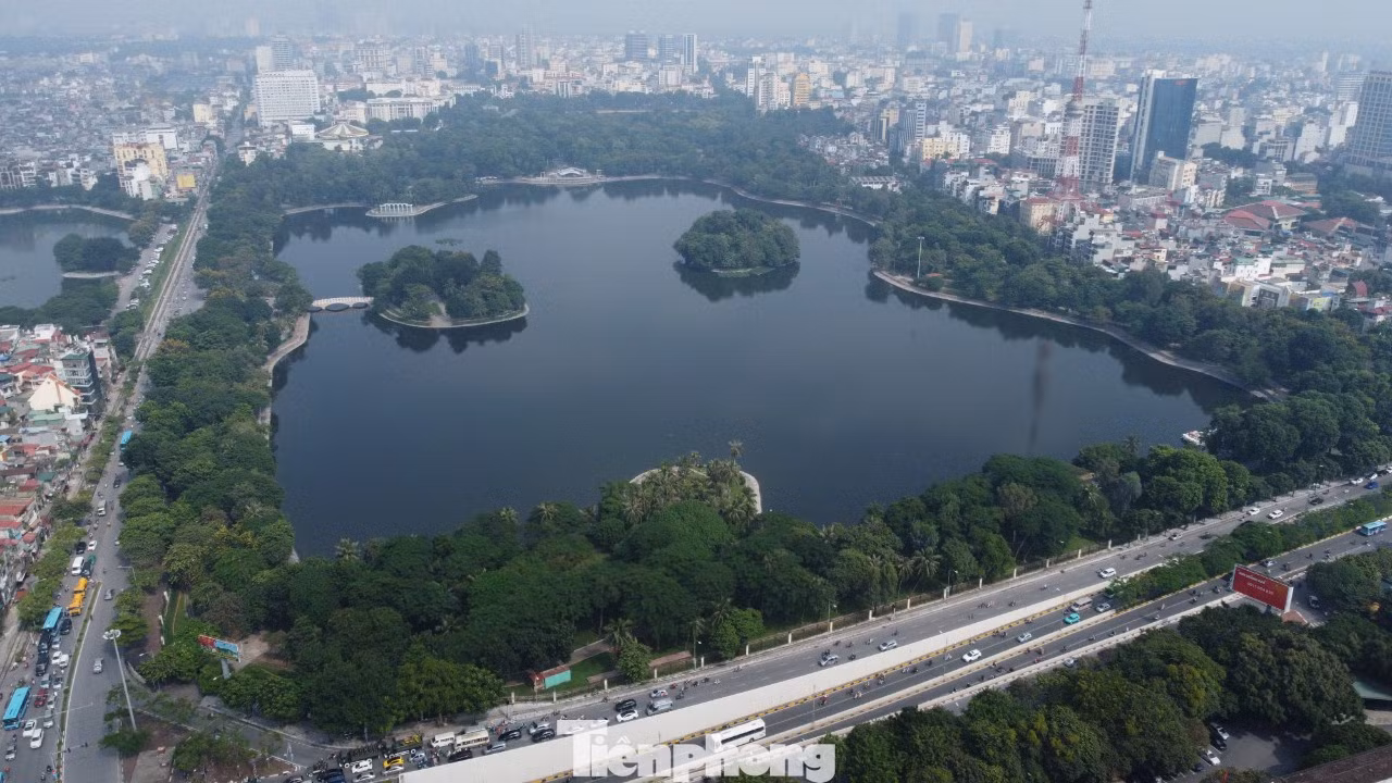 Sở Xây dựng Hà Nội vừa có báo cáo việc thực hiện kế hoạch của UBND thành phố Hà Nội về việc cải tạo, nâng cấp công viên, vườn hoa giai đoạn 2021-2025. Theo đó, cấp thành phố đầu tư cải tạo 4 công viên (Bách Thảo, Thủ Lệ, Thống Nhất, Hòa Bình); cấp quận cải tạo 41 công viên, vườn hoa bằng nguồn vốn ngân sách quận.