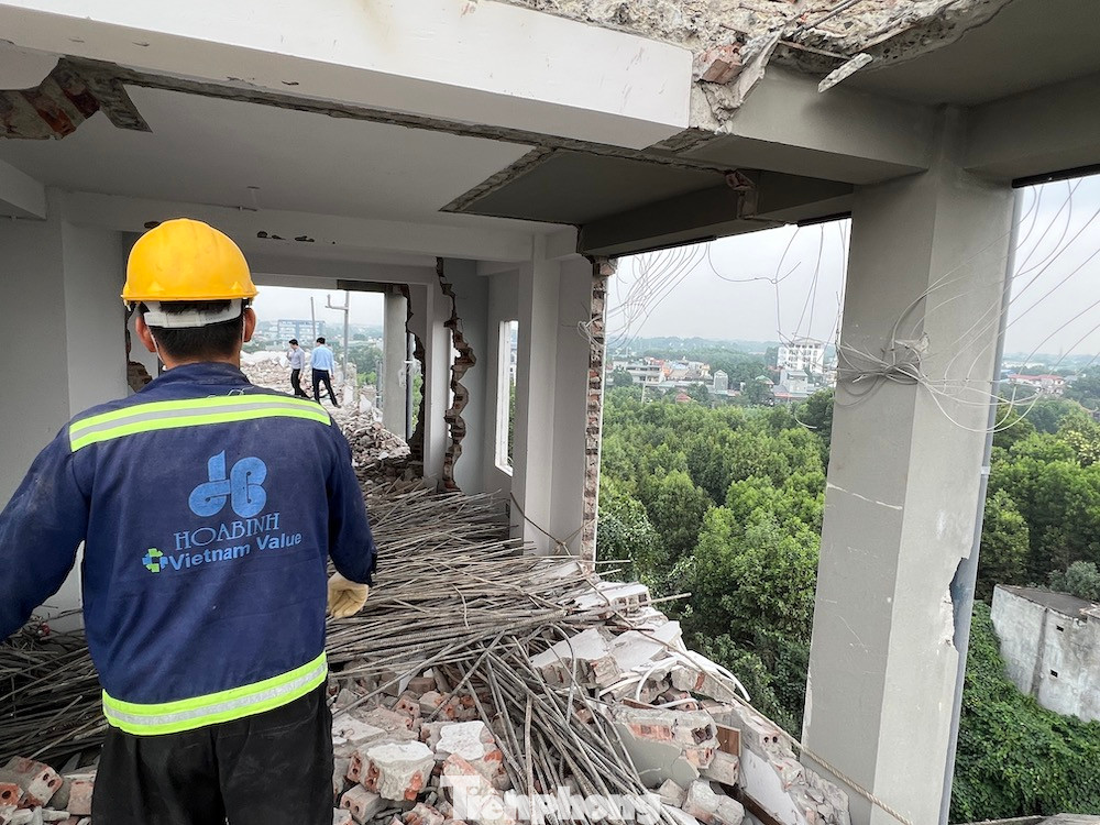 Ông Nguyễn Ngọc Quang - Phó Chủ tịch UBND xã Tân Xã cho biết, sau khi có chỉ đạo của Chủ tịch UBND TP Hà Nội, Huyện ủy - UBND huyện Thạch Thất đã có chỉ đạo thực hiện việc này. Xã đã mời chủ đầu tư làm việc, quá trình làm việc chủ đầu tư có sự hợp tác.