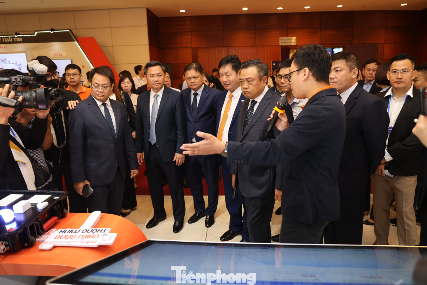 Lãnh đạo thành phố Hà Nội tham quan các gian hàng giới thiệu sản phẩm công nghệ