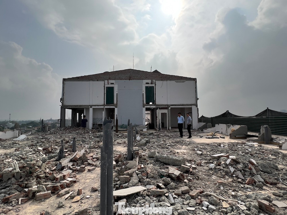 Một công nhân tại đây cho biết, tốp thợ gồm 10 người làm việc liên tục để kịp tiến độ phá dỡ.