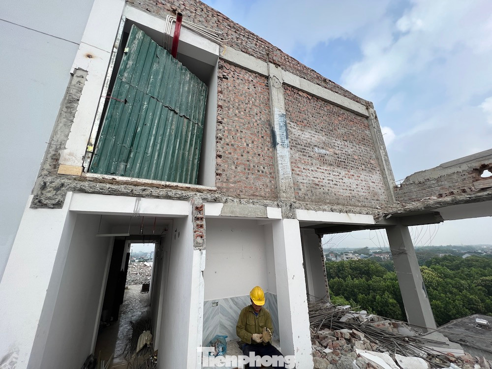 Theo ông Quang, quá trình tháo dỡ cũng phát sinh khó khăn, do chủ đầu tư đã đầu tư vay ngân hàng để xây dựng, vốn cạn kiệt nay lại tiếp tục tìm nguồn để tự phá dỡ. Khó khăn thứ hai là công trình cao tầng, một phía tiếp giáp với nhà dân. Do đó, phải làm vành đai bảo hiểm, mỗi khi phá dỡ đều phải có người đứng bên ngoài đỡ, đảm bảo an toàn tuyệt đối trong quá trình thi công. "Tại buổi đối thoại trước đó với chủ đầu tư, chúng tôi đã cho chủ đầu tư ký cam kết, trong đó yêu cầu hết tháng 12 phải xử lý xong công trình", ông Quang nói.