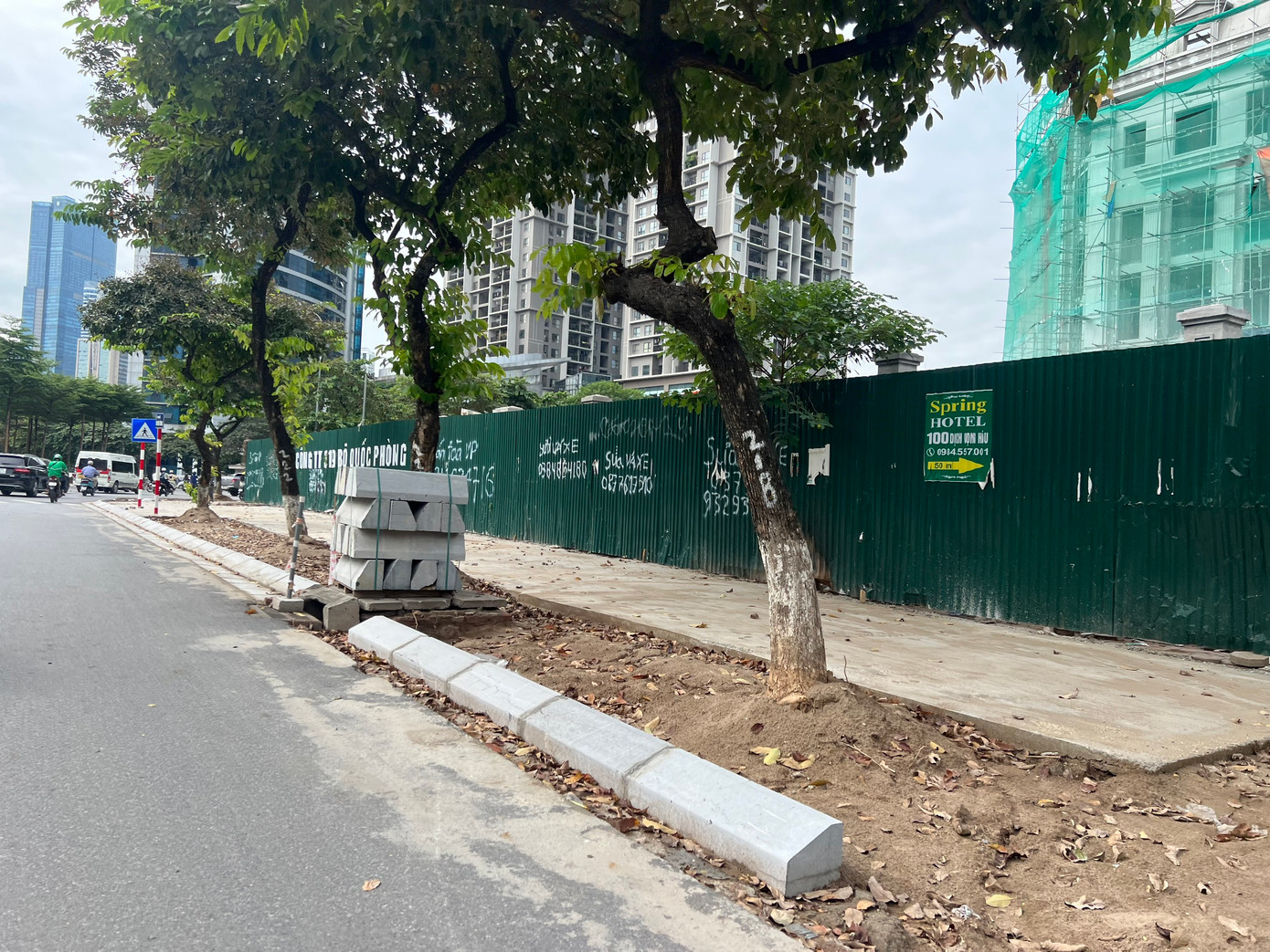 Một đoạn bó vỉa đang được thay thế trên phố Trần Thái Tông, quận Cầu Giấy.