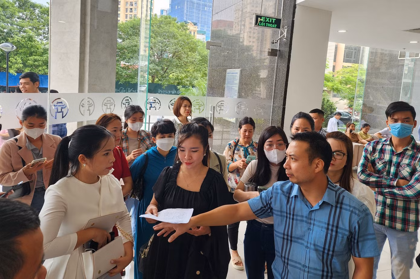 Nhiều cư dân KĐT Thanh Hà có mặt tại Sở Xây dựng sáng 13/10/2023 để đòi quyền lợi