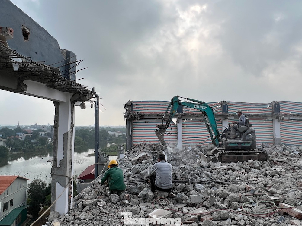 Hiện công trình đang phá dỡ tầng 8, dự kiến hết ngày 17/12 sẽ hoàn thành phá dỡ tầng 8.