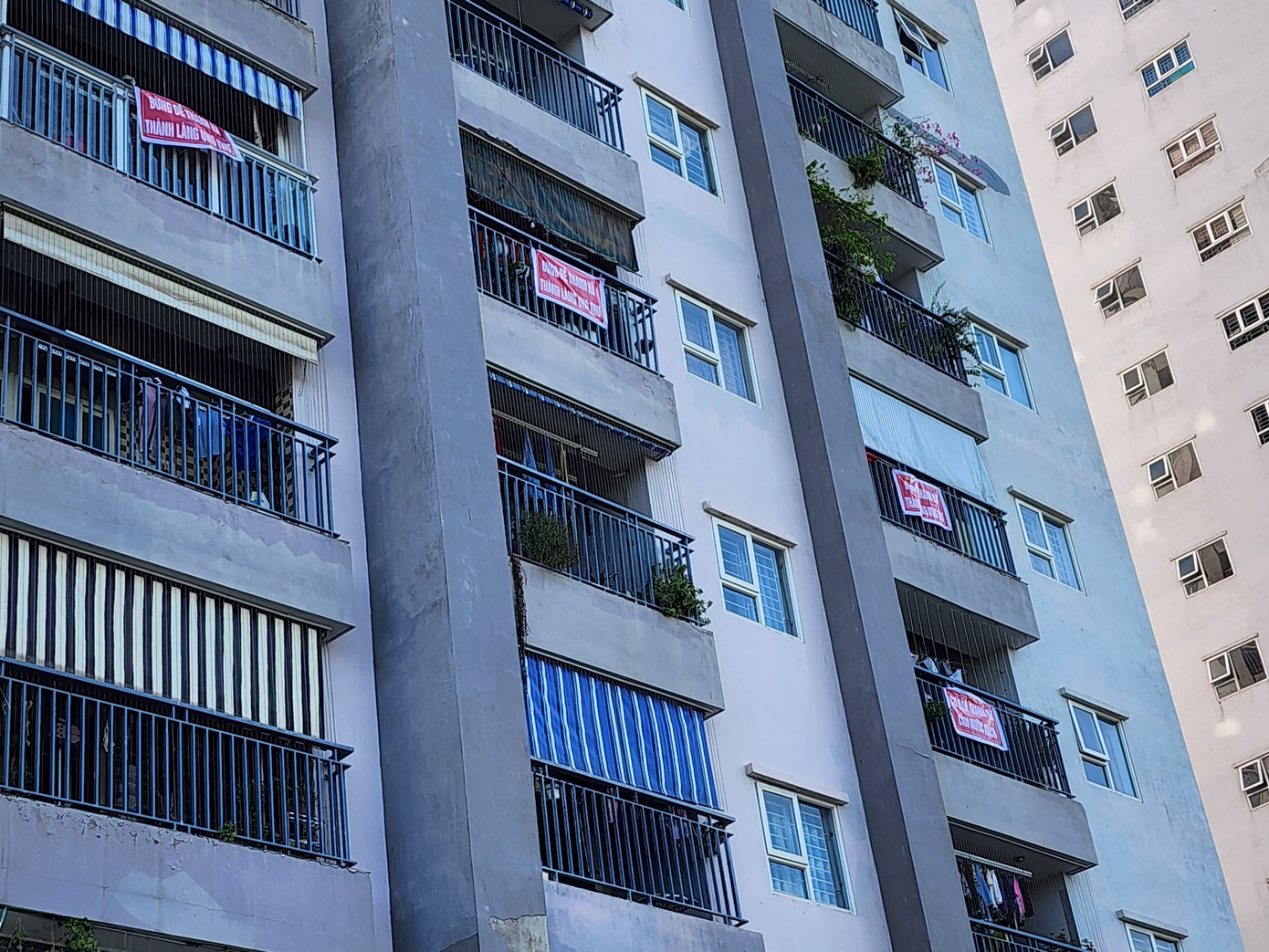 Cư dân khu đô thị Thanh Hà căng băng rôn đòi quyền lợi những ngày qua