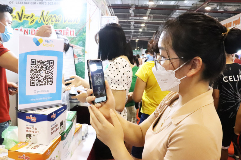 Thanh toán không dùng tiền mặt được đẩy mạnh trên địa bàn Hà Nội