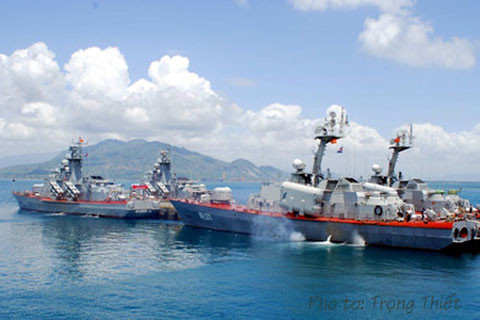 Tuy “nhỏ mà có võ”, hỏa lực của hai loại tàu 1241RE (bên phải) và 1241.8 (bên trái) có khả năng đánh chìm tàu địch lớn hơn nó gấp nhiều lần (nguồn: Báo QĐND)