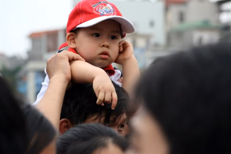 Tội nhất là trẻ con. Giữa cái nắng gắt và dòng người đen đặc, nhiều trẻ em đã khóc ré lên vì nghẹt thở!