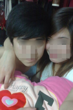 Các cặp đôi luôn luôn tự chụp ảnh để khoe người yêu của nhau (Ảnh: Phạm Trang) 