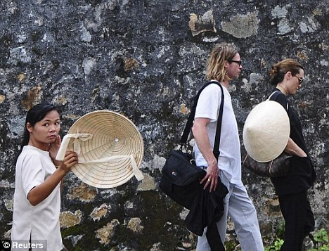 Hướng dẫn viên đưa Jolie-Pitt thăm chuồng cọp