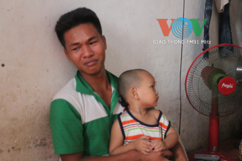 Anh Sơn nghẹn ngào khi kể về sự việc. Anh Sơn nghẹn ngào khi kể về sự việc