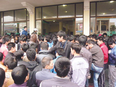 Cánh cửa sang Hàn Quốc làm việc của những lao động này đã khép lại (Trong ảnh: NLĐ tham dự kỳ kiểm tra tiếng Hàn tháng 12-2011 tại Hà Nội). Ảnh: Bảo Anh