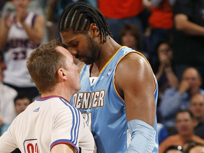 Cầu thủ Nene của đội Denver đang "cà" trọng tài trong trận đấu với Pheonix Sun tại giải bóng rổ NBA, Mỹ / ảnh REUTERS