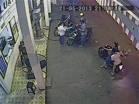 Cháu trai đã mang vào cây xăng cất. Tuy nhiên, sau đó, phụ nữ bảo cháu mang về. Cháu trai đã mang vào cây xăng cất. Tuy nhiên, sau đó, người mẹ lại bảo cháu mang về