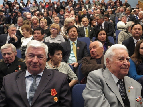 Khoảng 500 đại biểu đến đông chật hội trương lễ kỷ niệm.