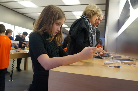 Cô bé này đến xem ipad Mini được trưng bày ở cửa hàng Apple cho đỡ nghiện. Cô bé này đến xem ipad Mini được trưng bày ở cửa hàng Apple cho đỡ nghiện