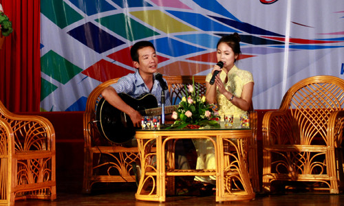 Không chỉ chia sẻ quan điểm về vấn đề đi theo hay dẫn đường, nhạc sĩ Nguyễn Vĩnh Tiến còn thể hiện tiếng hát với bài 