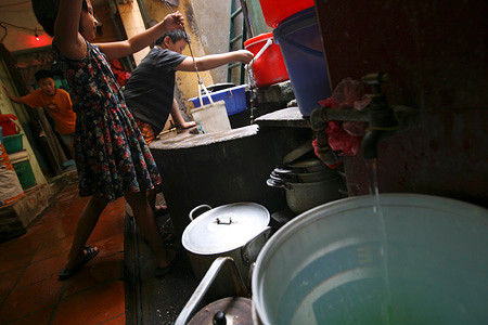 Nước giếng vẫn còn rất trong, sạch. Các hộ gia đình ở đây vẫn sử dụng nước giếng song song cùng nguồn nước máy