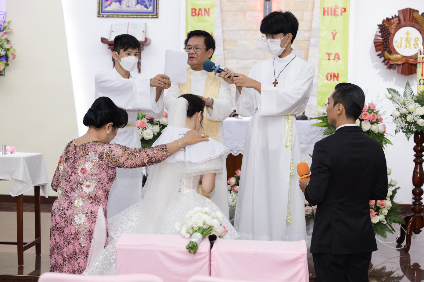 Mất 13 năm để có được một danh phận và được gia đình chồng công nhận là dâu con trong nhà, Khánh Thi không giấu được xúc động: “Tôi không bao giờ nghĩ tôi và Hiển có thể tổ chức được đám cưới. Tôi đã từng mong mỏi và cuối cùng không còn hy vọng. Tôi nghĩ vậy đã ổn, bắt đầu bằng lòng, hài lòng với hiện tại. Tôi nghĩ tôi cũng hạnh phúc, có một gia đình, một người đàn ông, vẫn sống trong gia đình chồng".