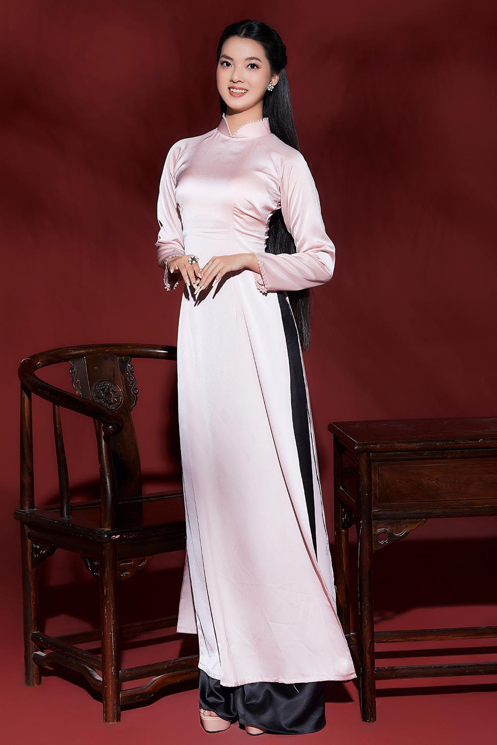 Có thể thấy với những giáo án phù hợp của ban chuyên môn, thí sinh đã tiến bộ từng ngày. Họ biết cách tạo dáng, biểu cảm để khoe được những nét đẹp trước ống kính.