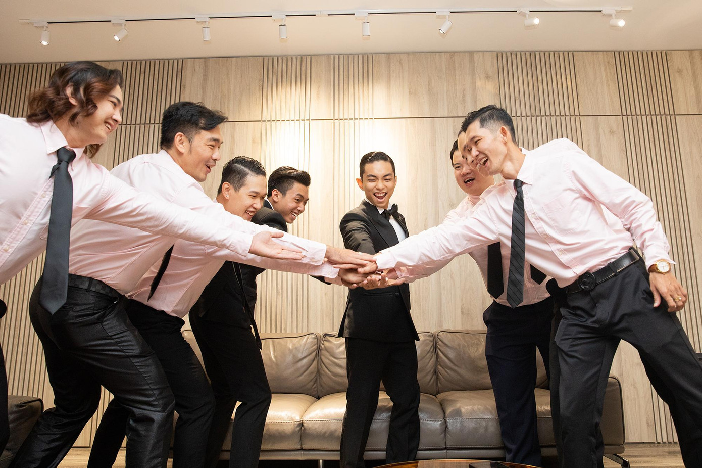 Phan Hiển và dàn phụ rể. Phan Hiển và dàn phụ rể.