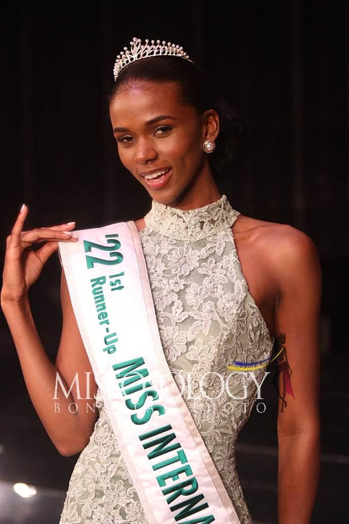 Đại diện Cabo Verde - Stephany Amado giành giải Á hậu 1 tại cuộc thi. Cô mặc váy dạ hội sequin kiểu dáng lệch vai, tôn lên vẻ đẹp sang trọng. Trong màn đăng quang, người đẹp thay bộ váy dạ hội kiểu dáng đuôi cá với cổ yếm, khoe vai trần thanh lịch.