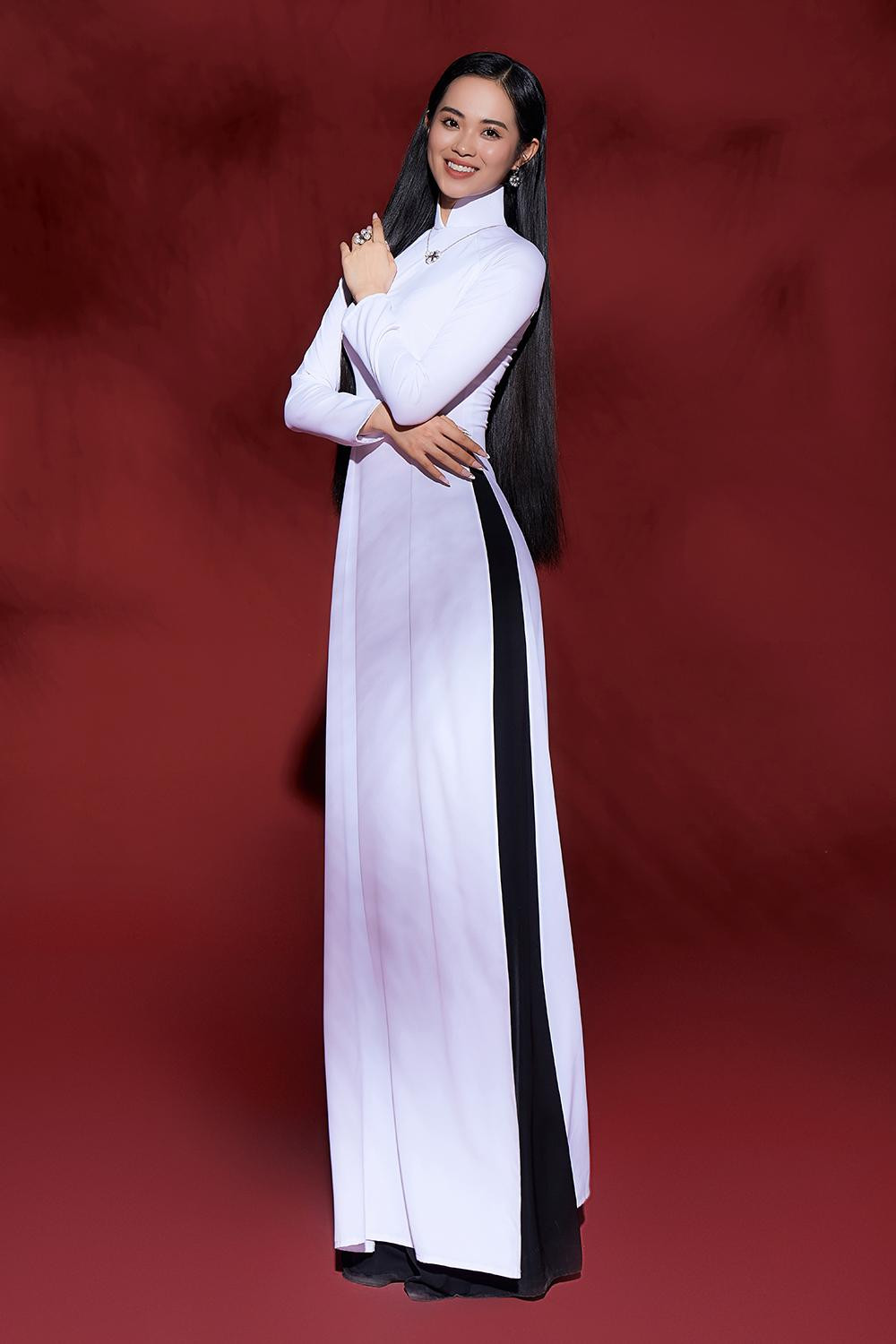 “Các bạn đã khá hoàn thiện, nhưng nên trình diễn năng lượng hơn nữa để thu hút ánh nhìn của khán giả”, bà Dung nhắn nhủ thí sinh trước thềm chung kết.