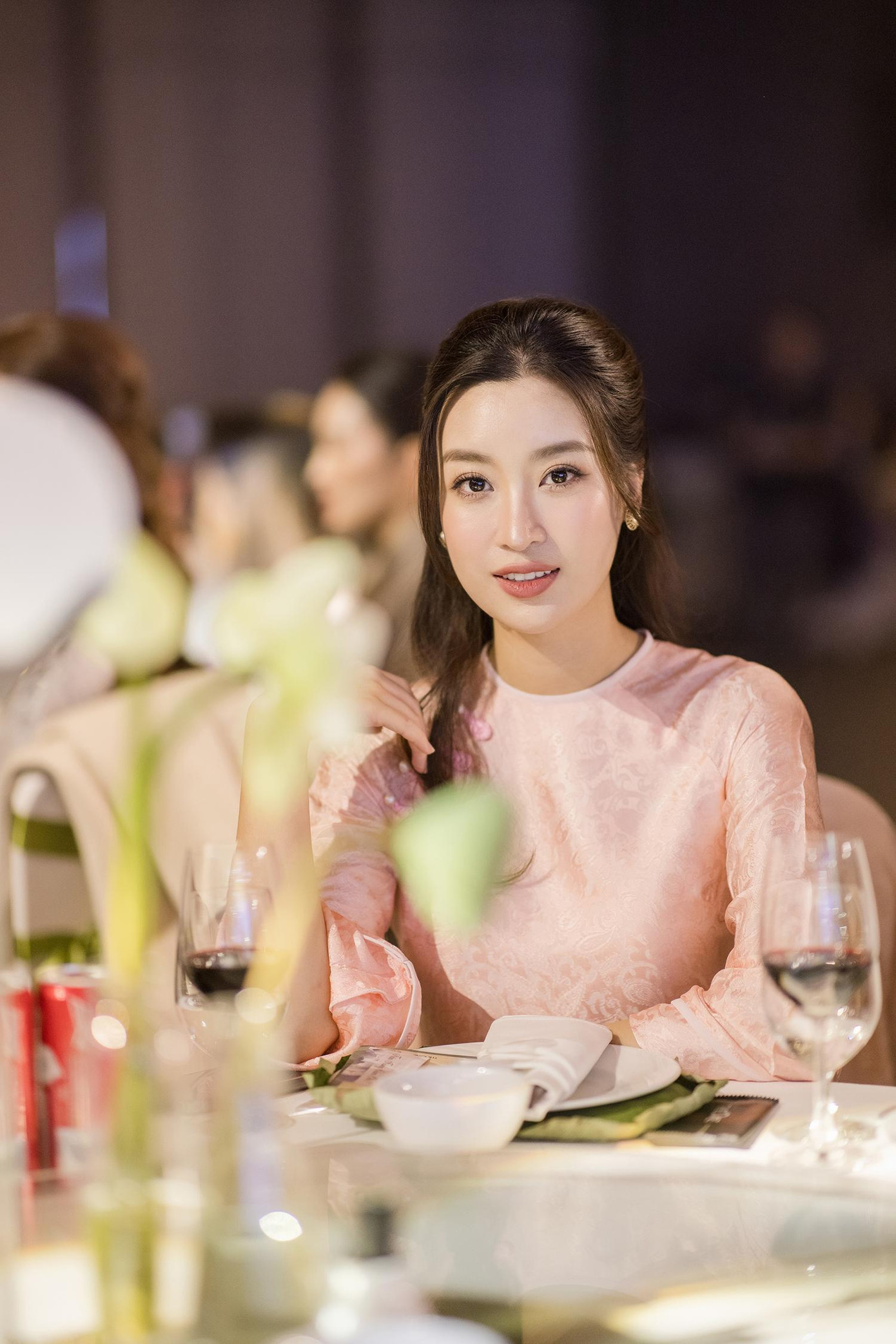 Hoa hậu Đỗ Mỹ Linh diện bộ áo dài tông hồng pastel ngọt ngào. Áo dài của Mỹ Linh được thiết kế kiểu trơn, không có cổ áo. Người đẹp trang điểm nhẹ nhàng để phù hợp không gian tiệc cưới.