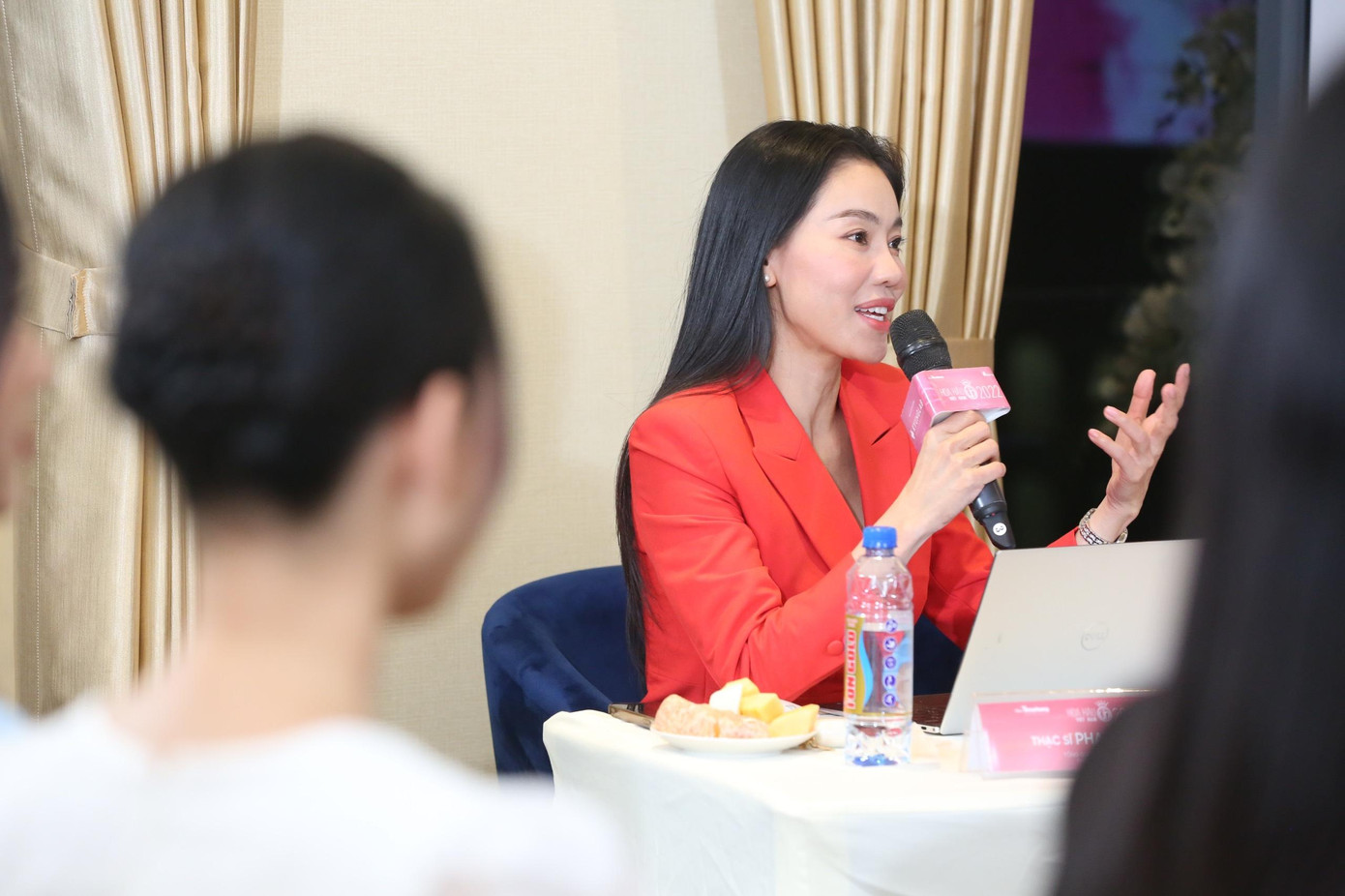 Bà Phạm Kim Dung đặt những câu hỏi để các thí sinh phản biện trong phần thi Người đẹp truyền thông.