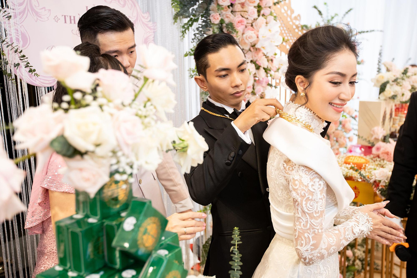 Hai vợ chồng em gái Phan Hiển cũng có mặt trong lễ ăn hỏi và trao cho chị dâu nhiều món quà trang sức.