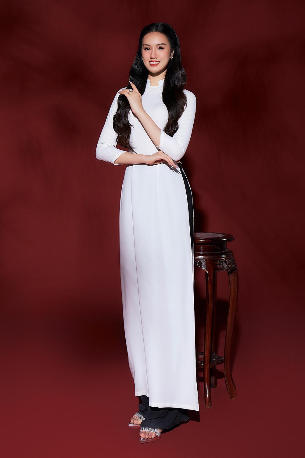 Sáng 19/12, ban tổ chức Hoa Hậu Việt Nam 2022 công bố bộ ảnh áo dài của các thí sinh. Với bộ ảnh này, khán giả có cơ hội chiêm ngưỡng vẻ đẹp nền nã, dịu dàng của 35 người đẹp trong trang phục truyền thống ngay trước thềm chung kết.