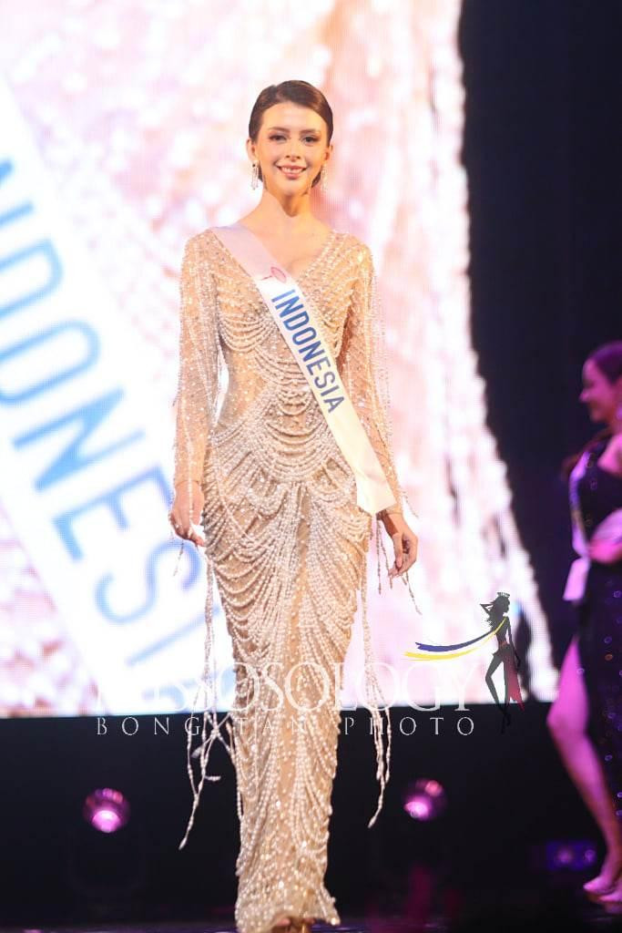 Hai đại diện châu Á là Indonesia và Ấn Độ cũng gây tiếc nuối khi không có tên trong top 15. Cả hai đều mang tới những thiết kế dạ hội tông màu bạc sang trọng, gợi cảm và chọn kiểu búi tóc kiêu sa.