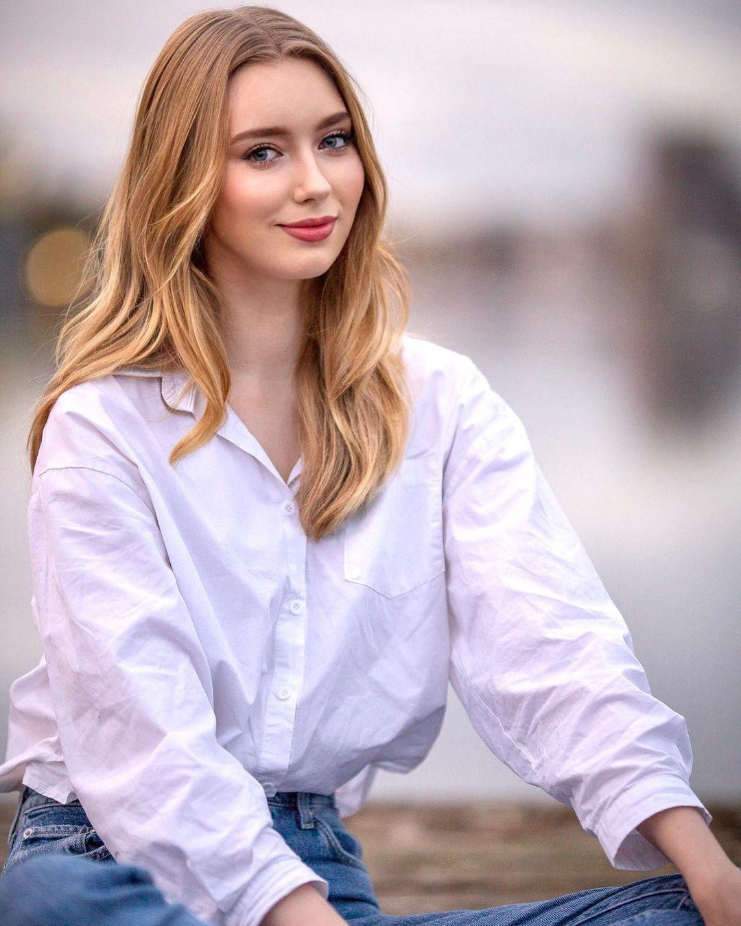 Ngoài đời thường, Jasmin Selberg ăn mặc khá giản dị, tôn lên vẻ đẹp ngọt ngào và nữ tính. Cô trở thành người kế nhiệm Hoa hậu Quốc tế 2019 Sireethorn Leearamwat sau 3 năm cuộc thi bị tạm dừng vì dịch COVID-19.