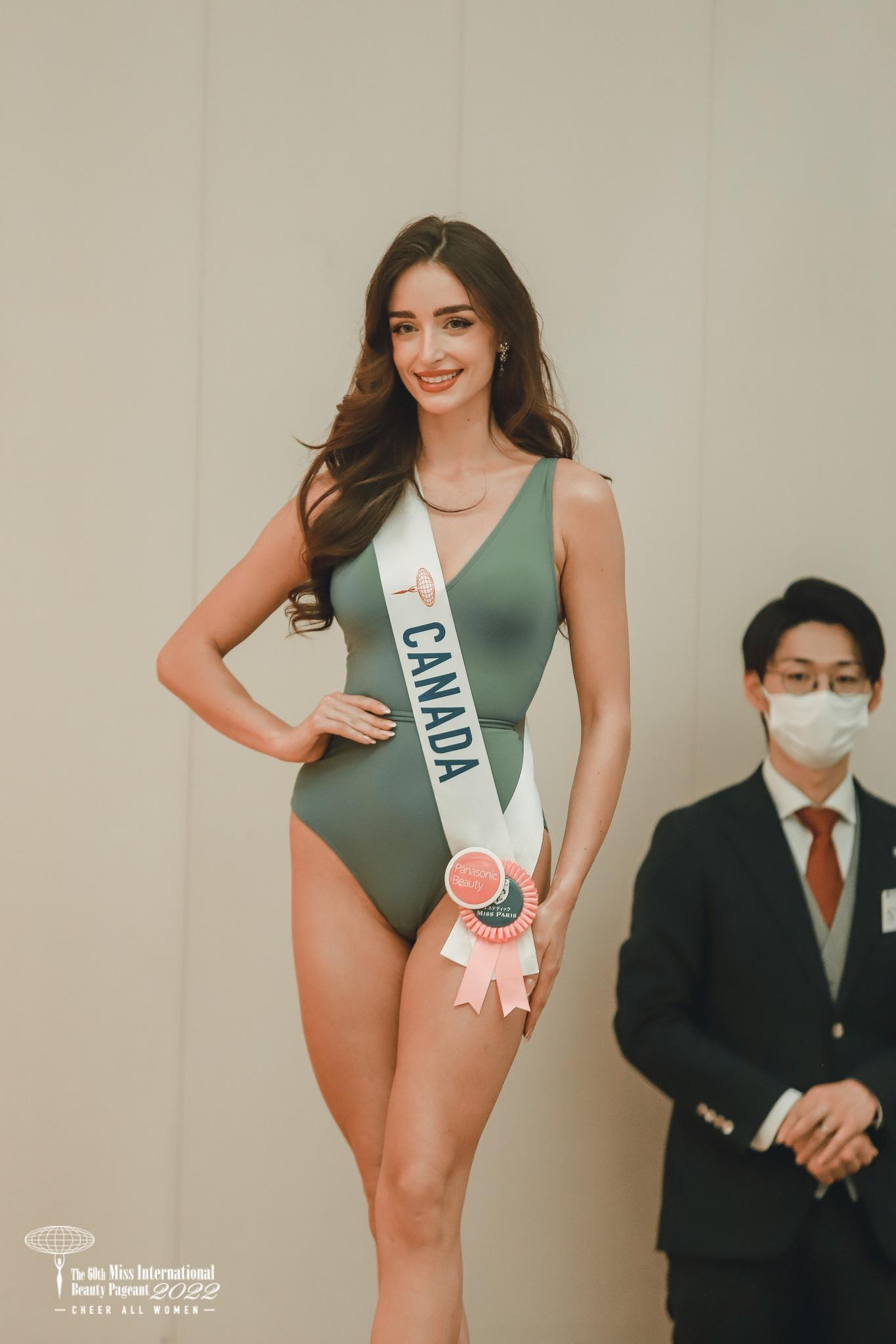 Đại diện Canada - Madison Kvaltin cũng được đánh giá là thí sinh tiềm năng của cuộc thi năm nay. Cô 27 tuổi, cao 1,7 m, đã tốt nghiệp chuyên ngành kinh tế và xã hội học tại Đại học Queen's University.