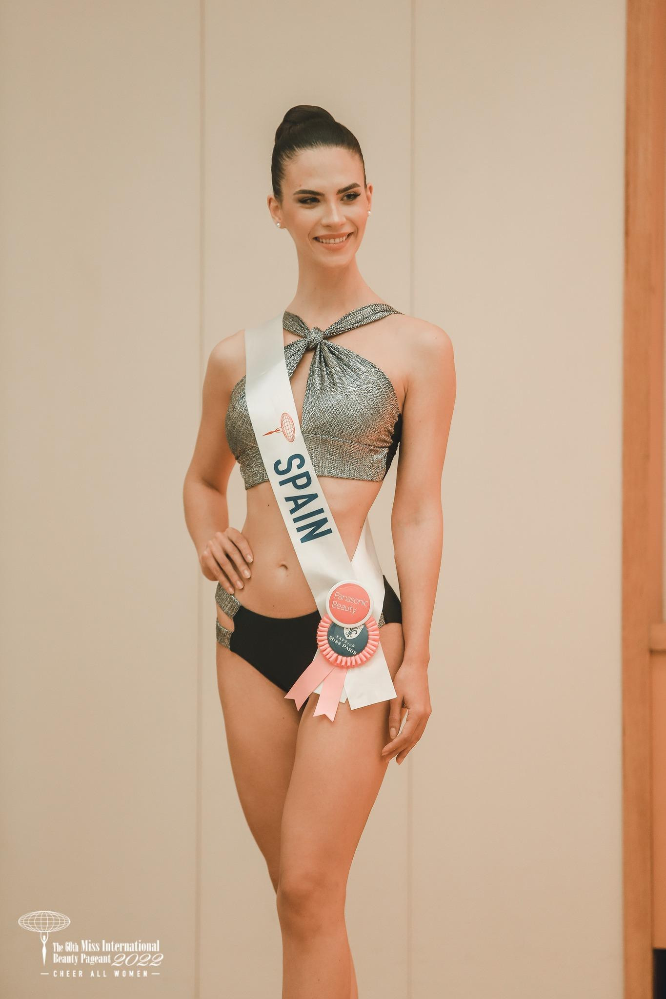 Đại diện Tây Ban Nha - Julianna Ro đang là ứng viên sáng giá nhất của khu vực châu Âu. Cô sở hữu vẻ đẹp cổ điển với điểm nhấn là đôi mắt hút hồn. Julianna Ro đã giành được giải thưởng phụ Đại sứ du lịch Nhật Bản từ những ngày đầu tham dự cuộc thi Hoa hậu Quốc tế 2022. Giống như Colombia, Tây Ban Nha cũng có tới 3 người đẹp từng giành được ngôi vị Hoa hậu Quốc tế.