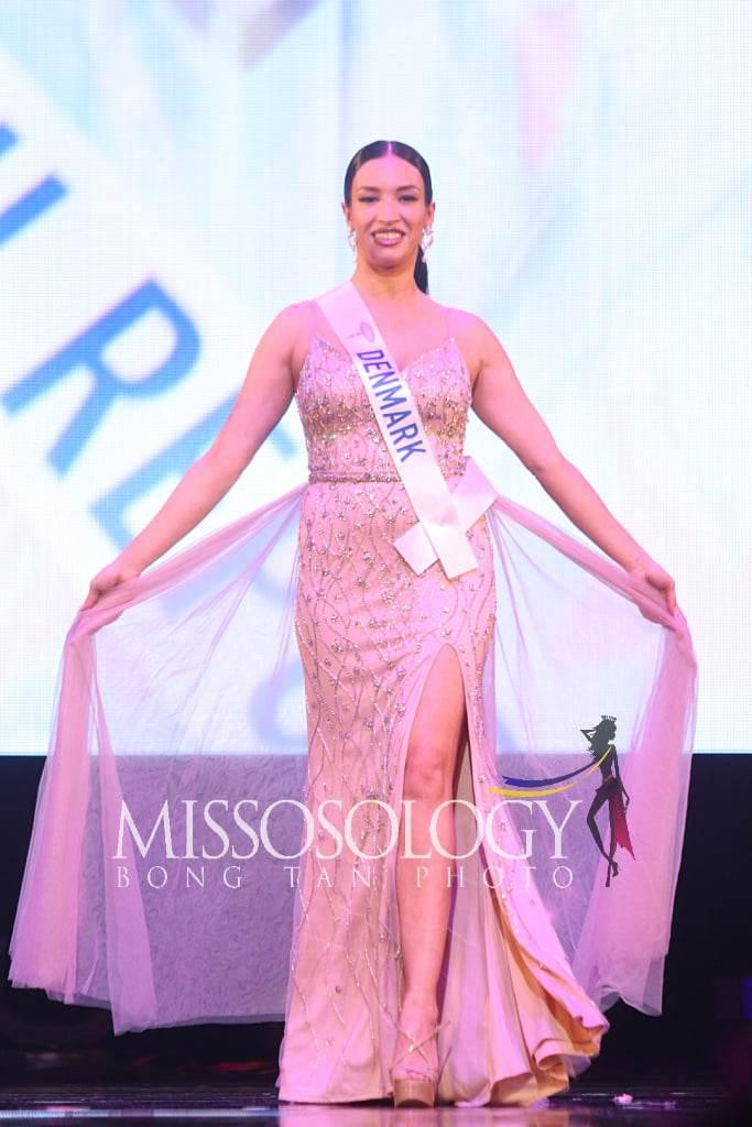 Hai người đẹp Uzbekistan và Đan Mạch thiếu tinh tế khi chọn những thiết kế rườm rà, lỗi mốt, làm lộ vóc dáng đẫy đà cùng vòng eo "bánh mỳ".