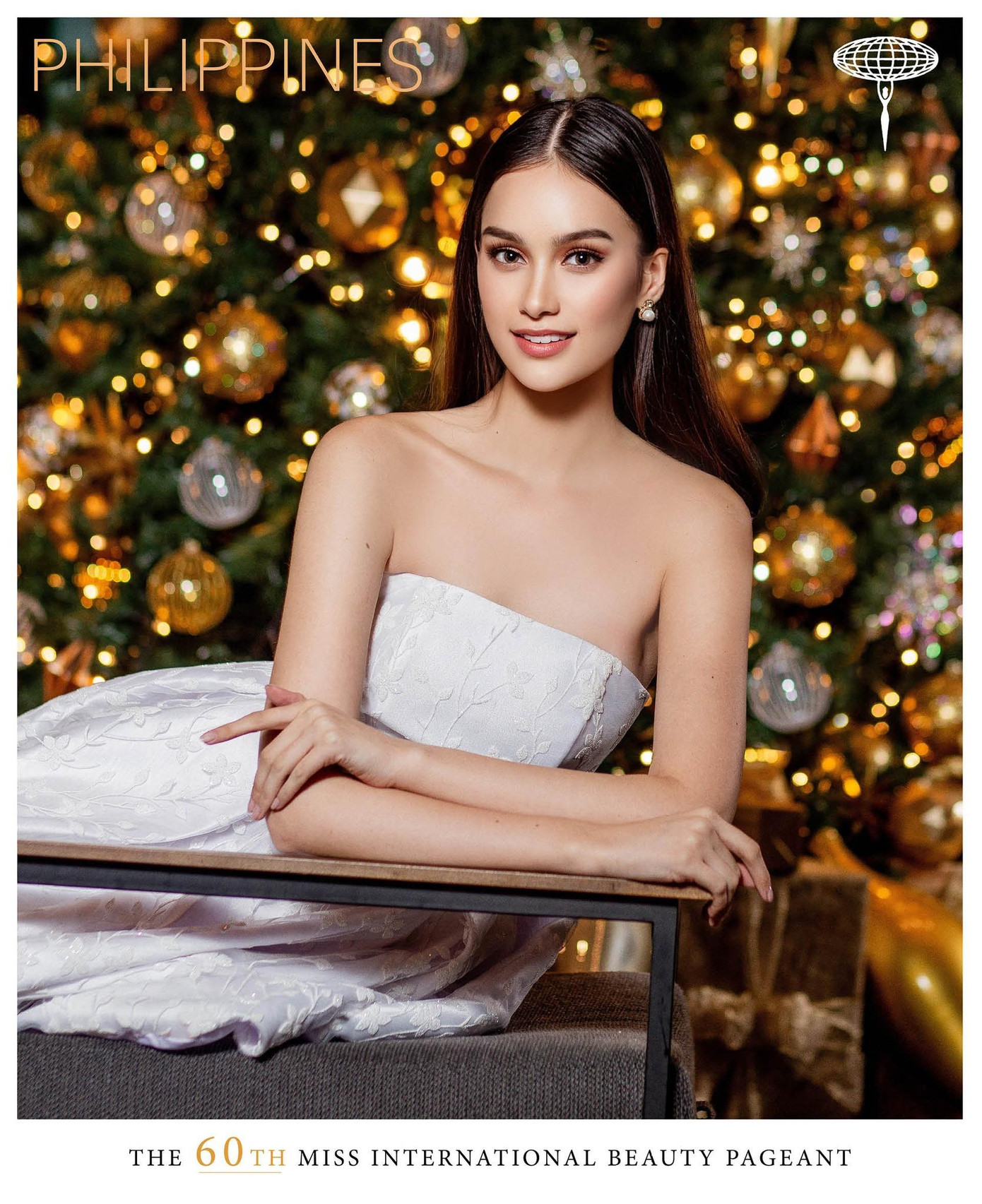 Ứng viên nặng ký của khu vực châu Á là người đẹp Philippines - Hannah Arnold cũng khiến fan ngỡ ngàng vì quá khác lạ. Ngoài đời thực cô có gương mặt bầu bĩnh, phúc hậu. Người đẹp Venezuela - Isbel Cristina Parra Santos cũng bị bóp mặt quá thon gọn.