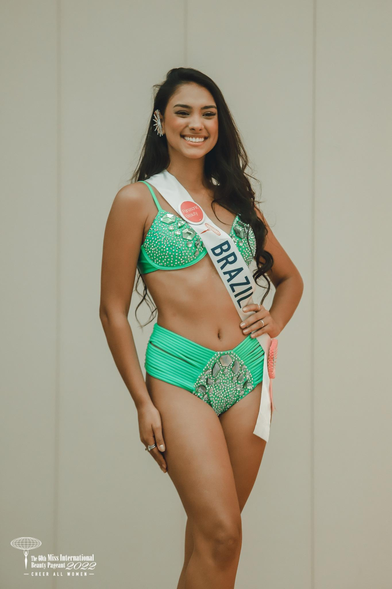 Người đẹp Brazil - Isabella Olivera cũng đang là ứng viên được yêu thích tại Hoa hậu Quốc tế 2022. Cô 24 tuổi, là người mẫu với vẻ đẹp cá tính, quyến rũ và làn da nâu khỏe mạnh. Người đẹp cũng đang là một nữ nhà báo ở quê nhà.