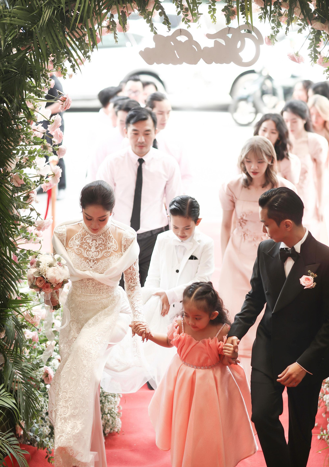 Từ sớm, mọi thứ đã được chuẩn bị tươm tất. Không gian buổi lễ được trang trí với 15.000 bông hoa hồng và vài trăm kg các loại hoa lá để đón quan khách của gia đình hai bên. Các con của Khánh Thi và Phan Hiển cũng tham dự buổi lễ.