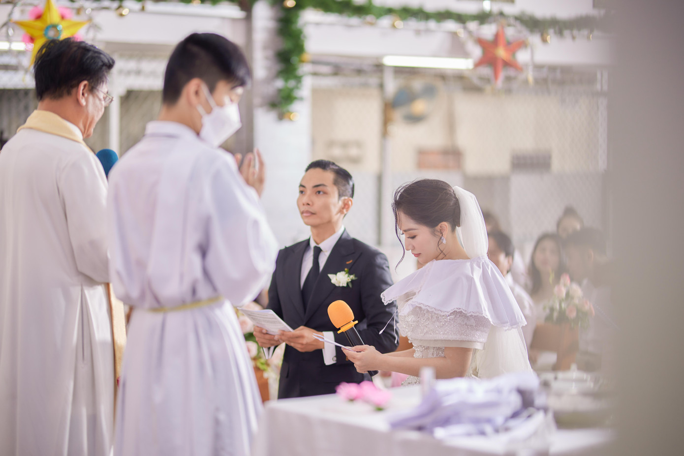 Kiện tướng dancesport cho biết khi ngồi lên danh sách khách mời cưới, cứ nhớ ra được một người là cô hạnh phúc, gửi tin nhắn mời cho ai cũng rất trân trọng. Ông xã Phan Hiển là người đặt đồ cưới cho cô, nghiên cứu từng cái váy hợp với Khánh Thi.